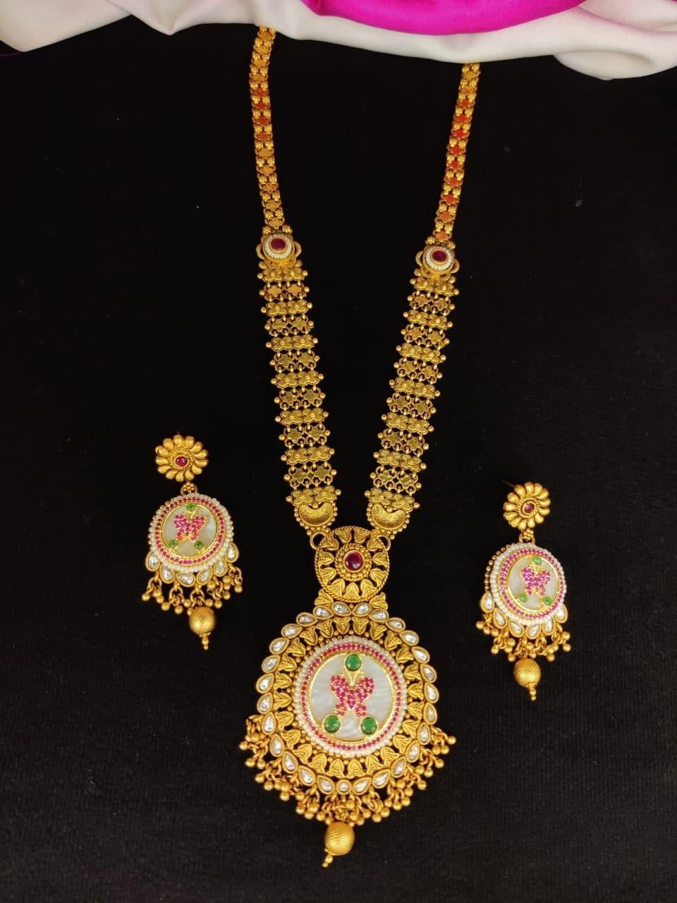 Gold Necklace Set with Carving Stone Pendant