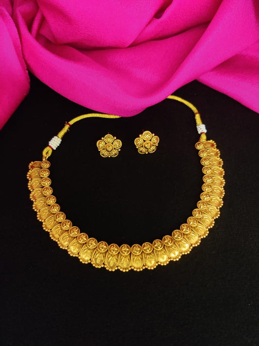 Kaasu design small necklace set with studs