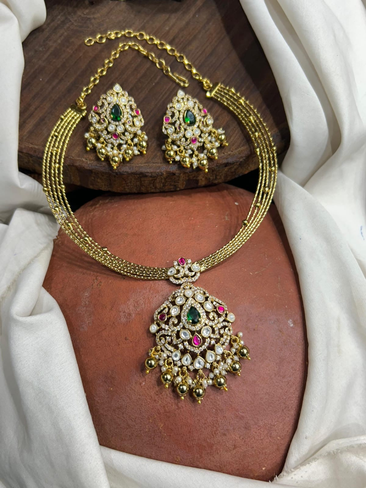 Kante Necklace Set with Pretty Studs