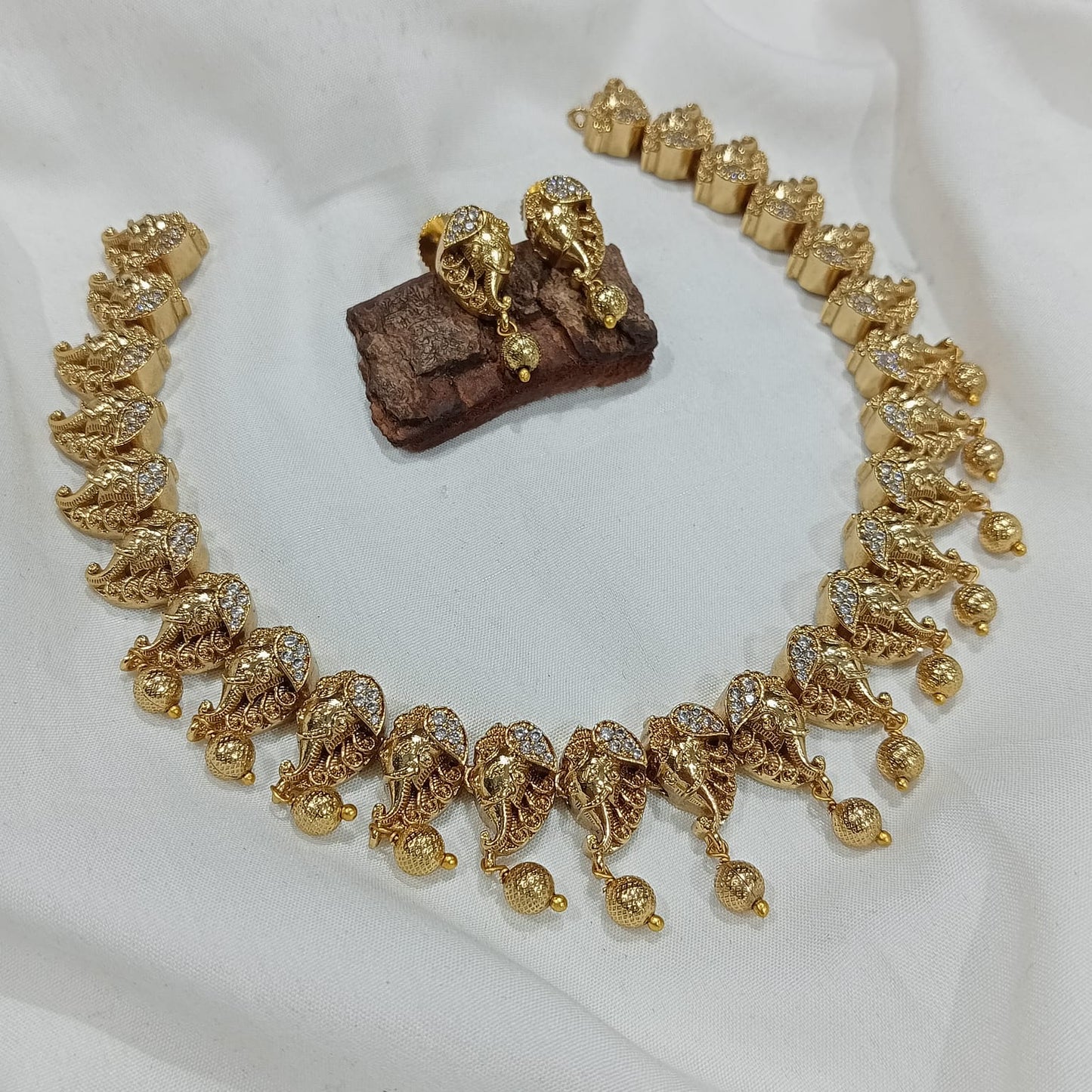 Elephant design small necklace set with studs